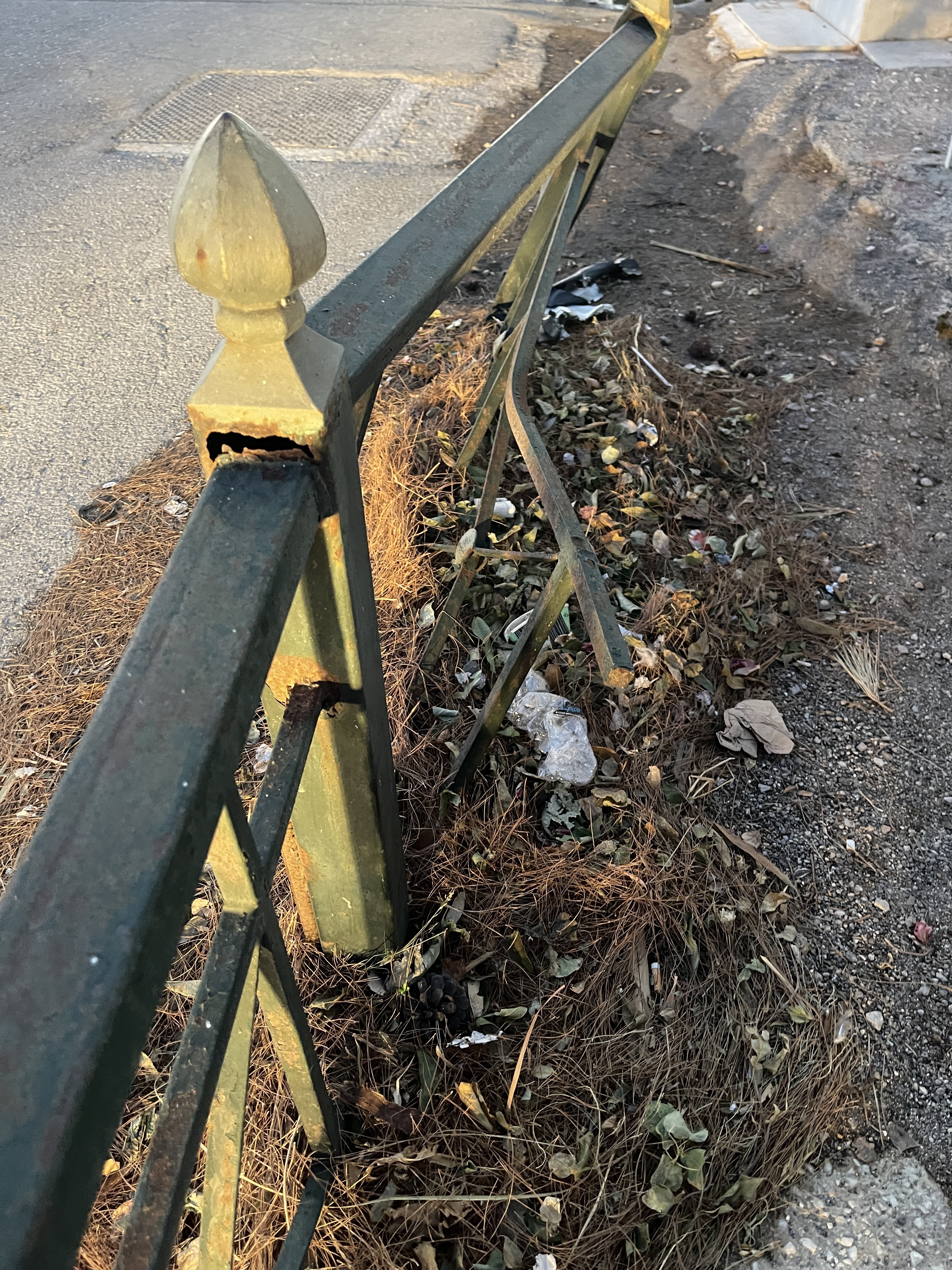 Παραμένει επικίνδυνο το κατεστραμμένο κιγκλίδωμα στην παραλία του Ματιού – Δεύτερη επιστολή στον Δήμο Μαραθώνα