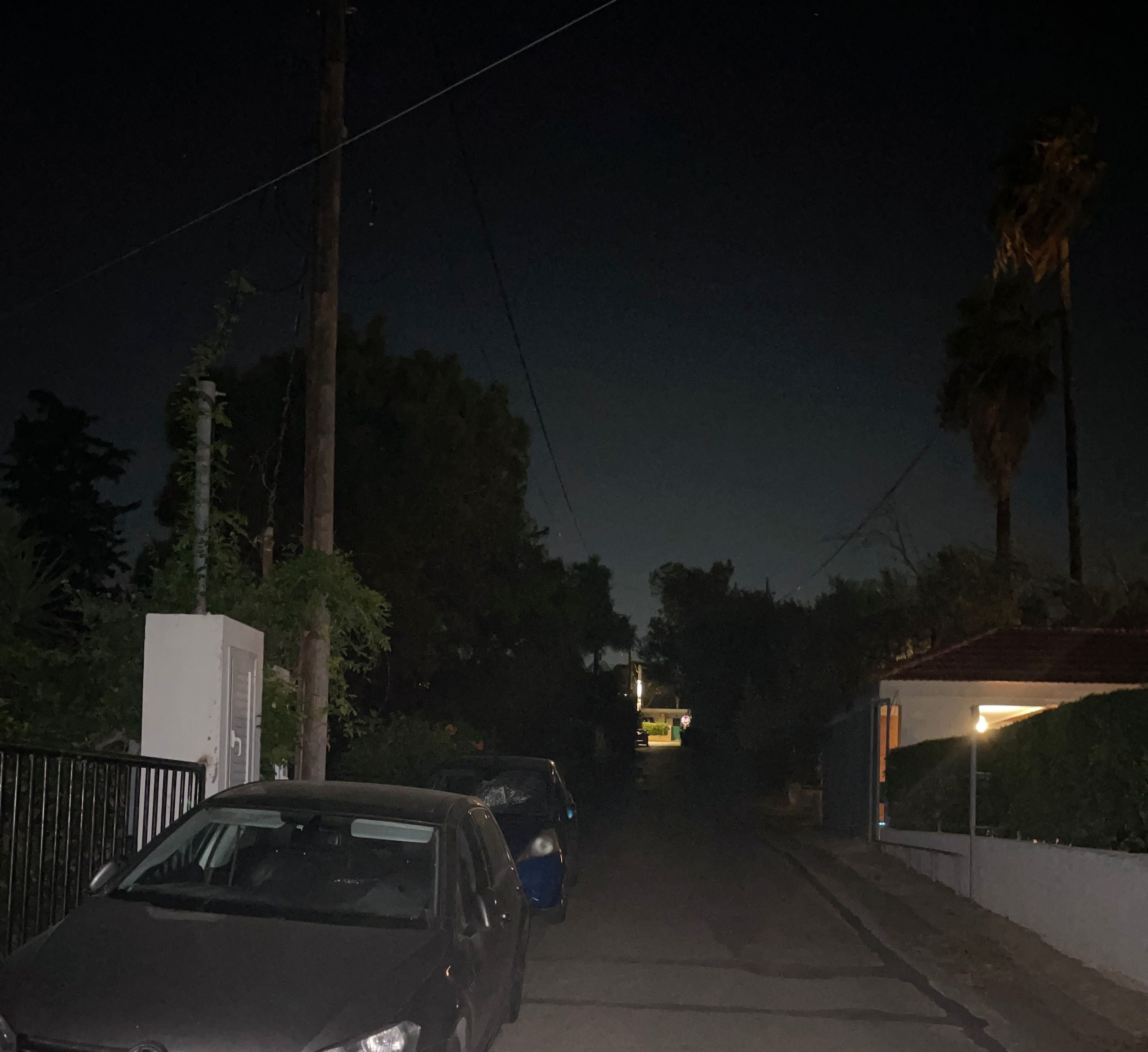 Αποκαταστάθηκε η μία βλάβη, εμφανίστηκε νέα – Στο σκοτάδι τμήματα των οδών Νικηταρά και Κύπρου στο Μάτι