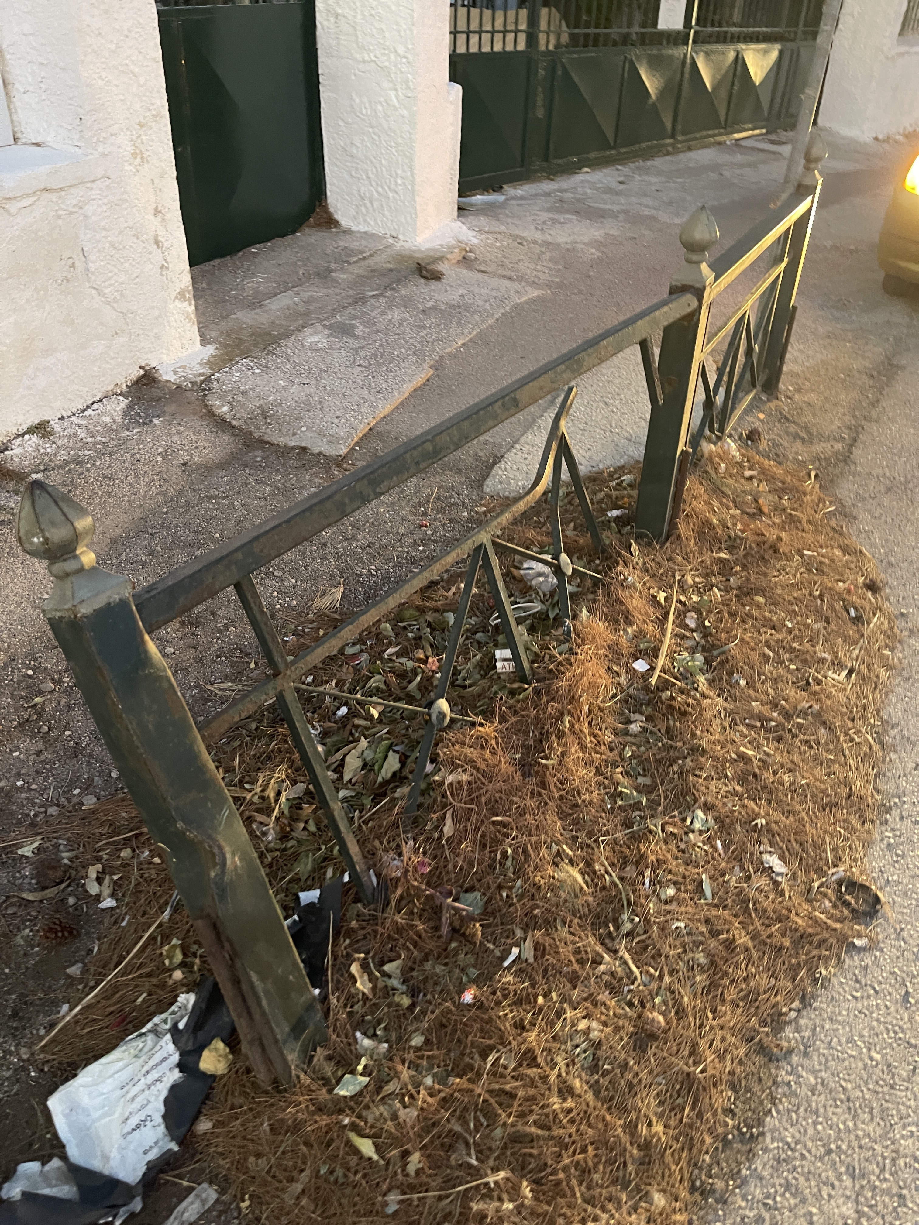 Επικίνδυνα κιγκλιδώματα στο Μάτι
